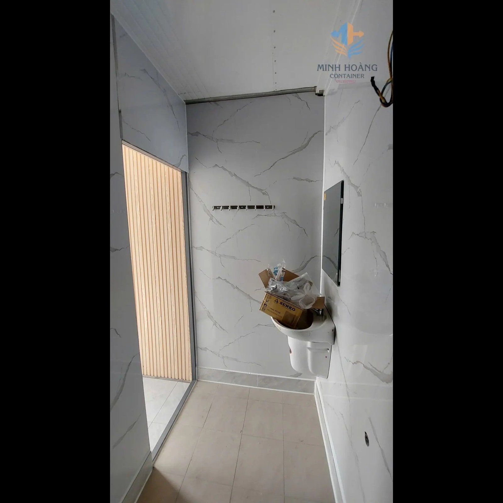 Container Văn Phòng Xanh Dương Ốp Gỗ Dài 7.5m Có Toilet: Giải Pháp Từ Vỏ Cont Lạnh Siêu Cách Nhiệt